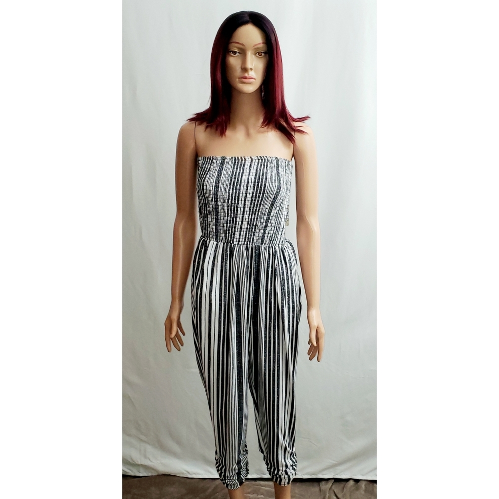 Jumpsuit sleevless womens new without  tags jumpsuit gray/black and white.